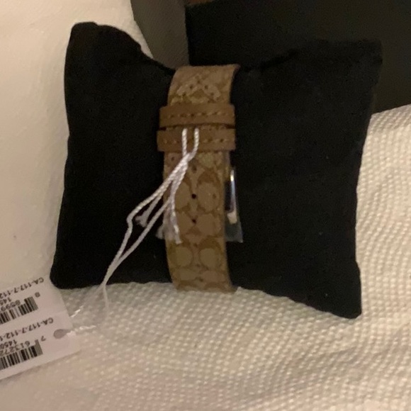 NEW Coach logo leather watch. - Picture 3 of 4